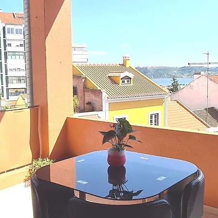 2 Avec Terrasse * Lissabon